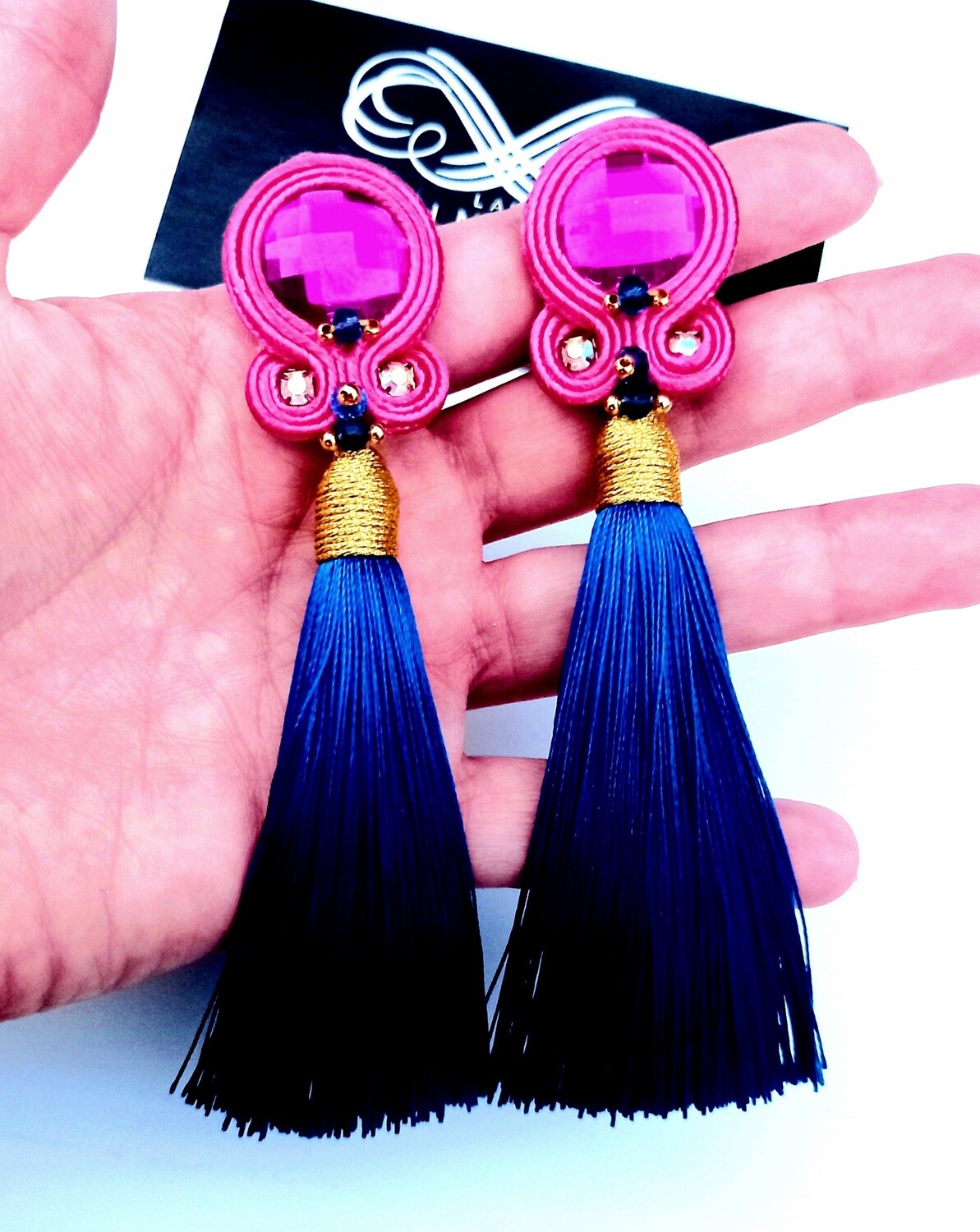 Pendientes fucsia y borla azul