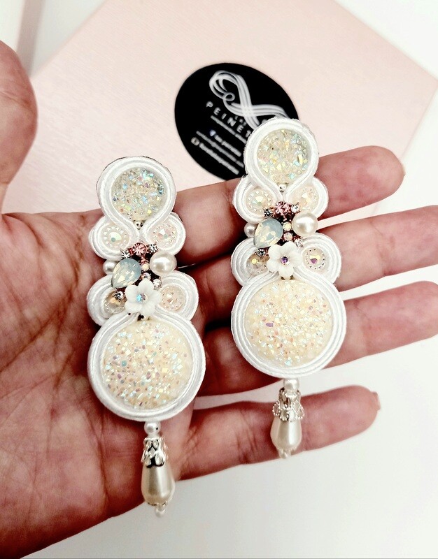 Pendientes blancos especiales