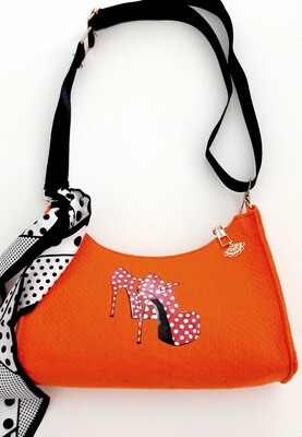 Bolso naranja con pañuelo