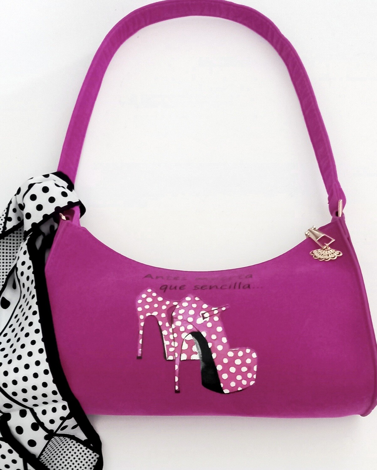 Bolso fucsia con pañuelo