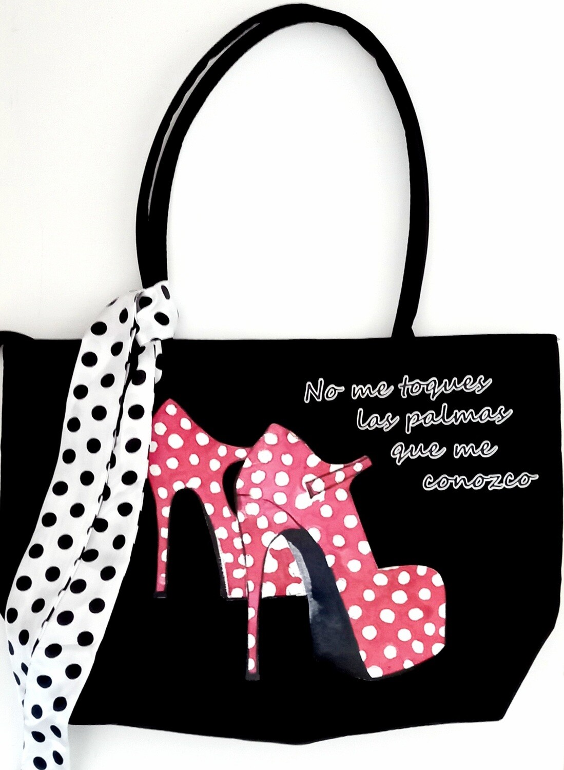 Bolso negro con pañuelo