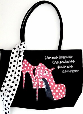 Bolso negro con pañuelo