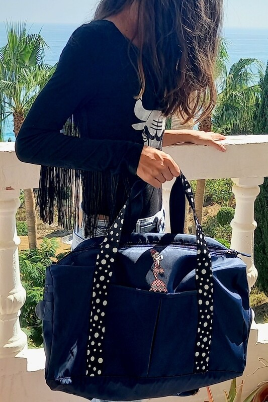 Bolso grande azul oscuro para ropa o viaje.