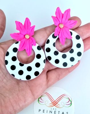 Aros lunares con flor fucsia