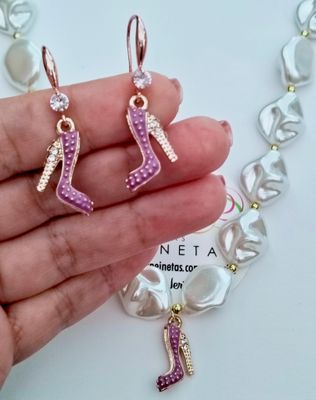Conjunto perlas y tacones morado
