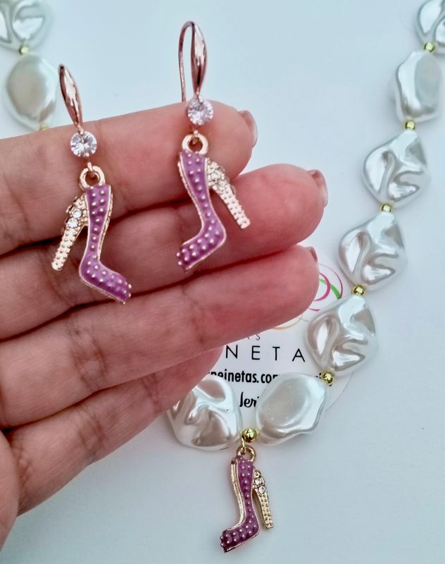 Conjunto perlas y tacones morado
