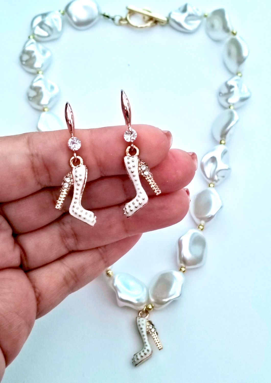 Conjunto de perlas y tacones blancos