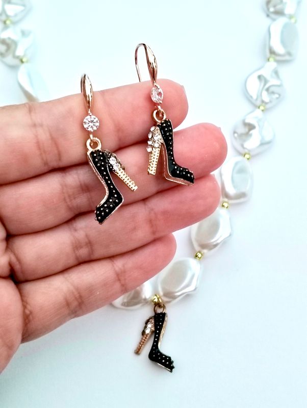 Conjunto de collar de perlas y tacones negros
