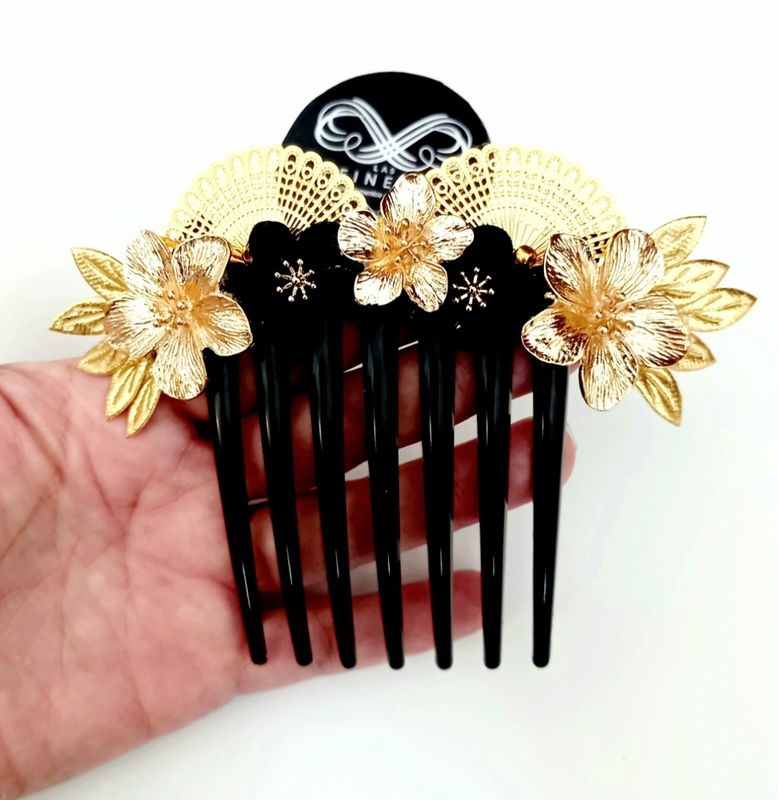 Peina flores negras y doradas 