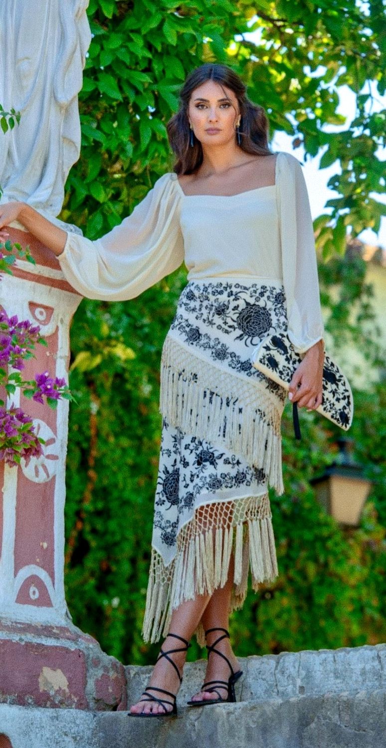 Falda beige con flecos