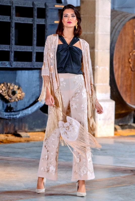 Conjunto beige con flecos