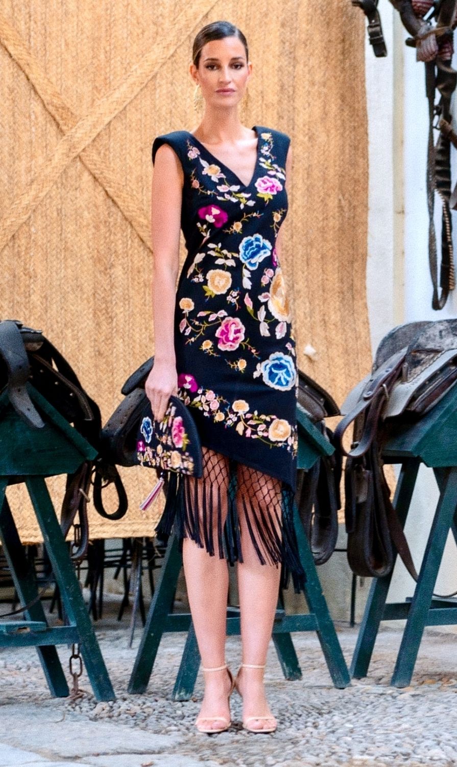 Vestido negro flores y flecos