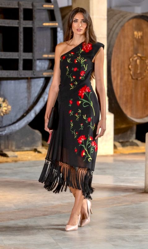 Vestido negro en gasa bordado de claveles rojos