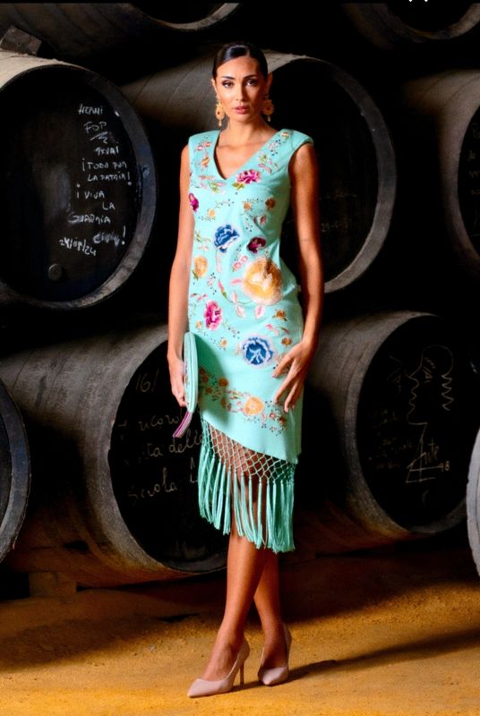 Vestido verde agua bordado con flores de mantón de Manila