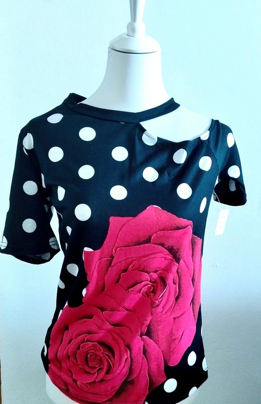 Camiseta flor y lunares