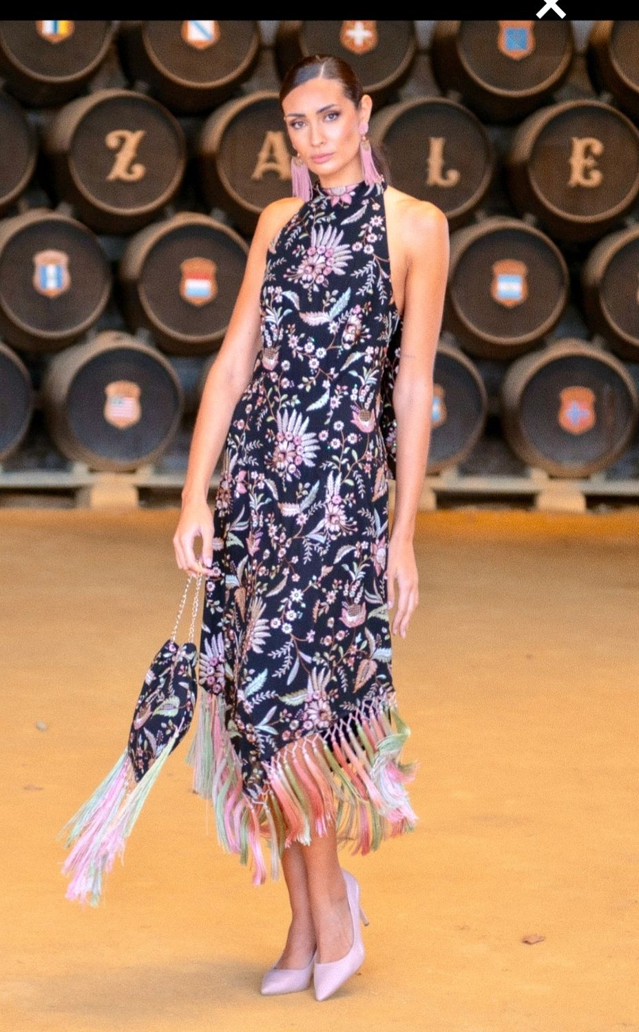 Vestido bordado con bolso a juego 