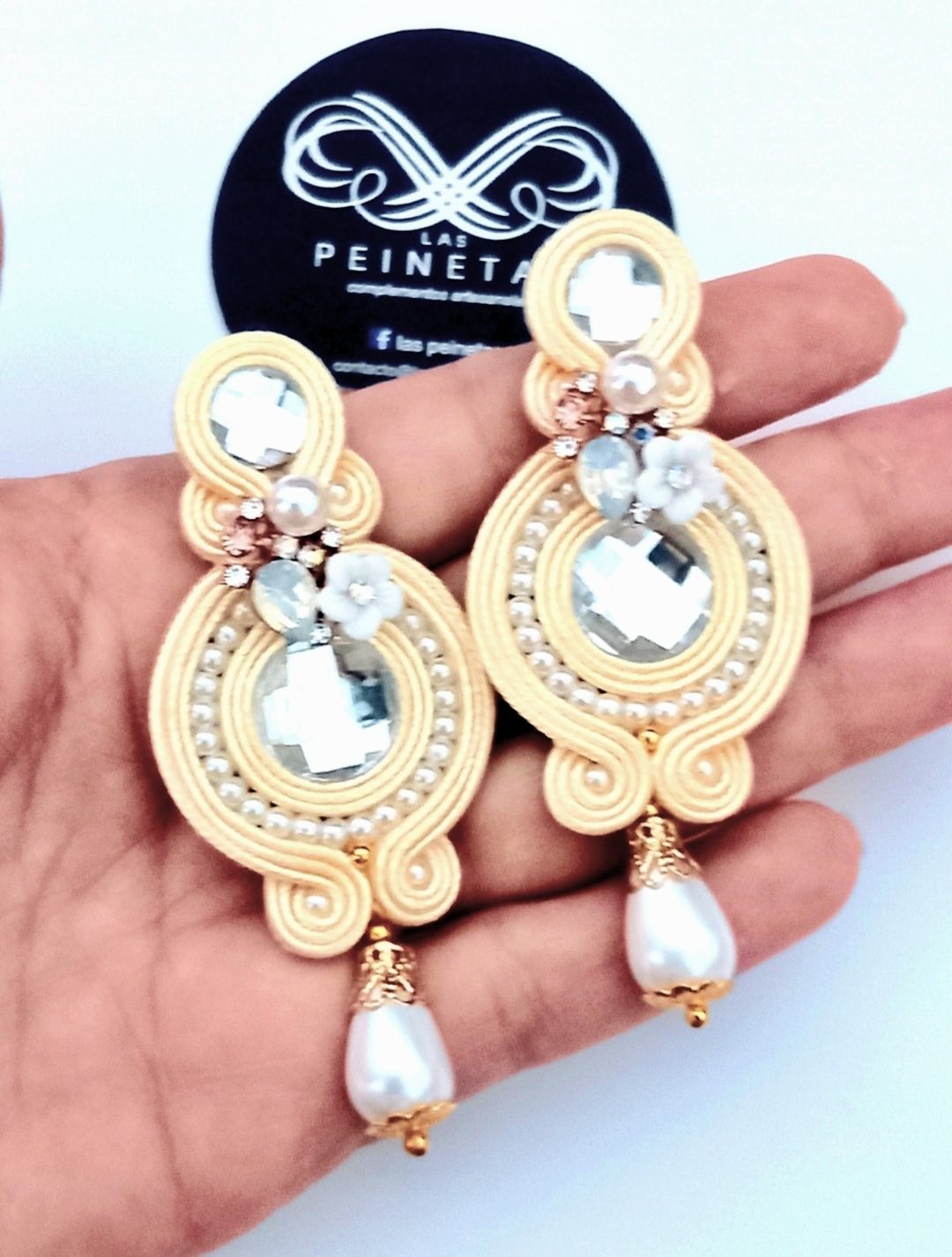 Pendientes artesanales beige 