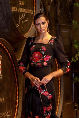 Top negro flores rojas