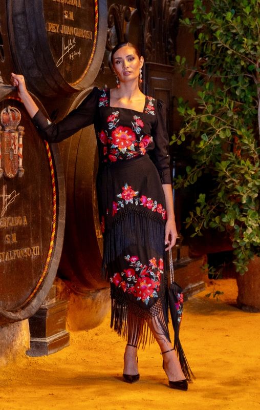 Falda bordada y flecos