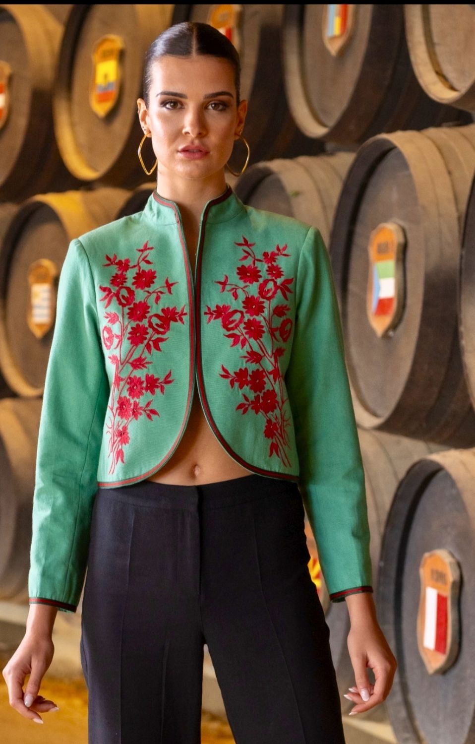 Chaqueta corta bordada