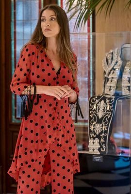 Chaqueta roja de gasa y lunares 