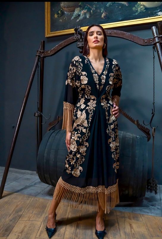 Vestido bordado negro y dorado manila