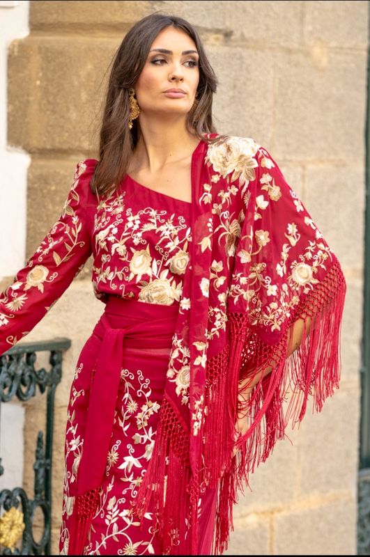 Mantón burdeos bordado