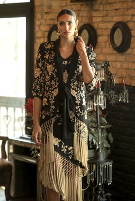 Chaqueta negra bordada