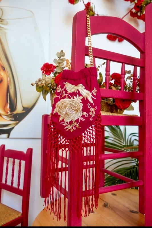 Bolso burdeos y flecos