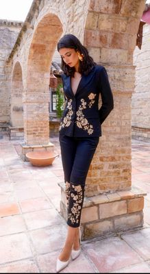 Chaqueta negra bordada