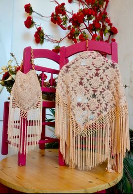 Conjunto bolso + mantón beige. Preventa 