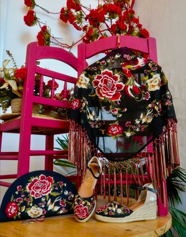 Conjunto negro esparteñas + mantón + bolso