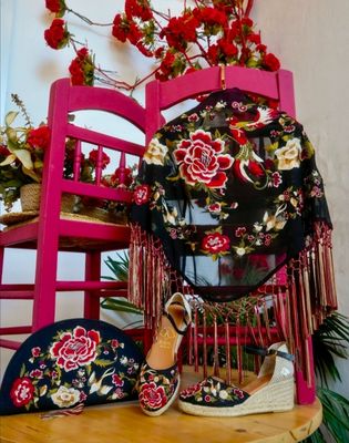 Conjunto negro esparteñas + mantón + bolso