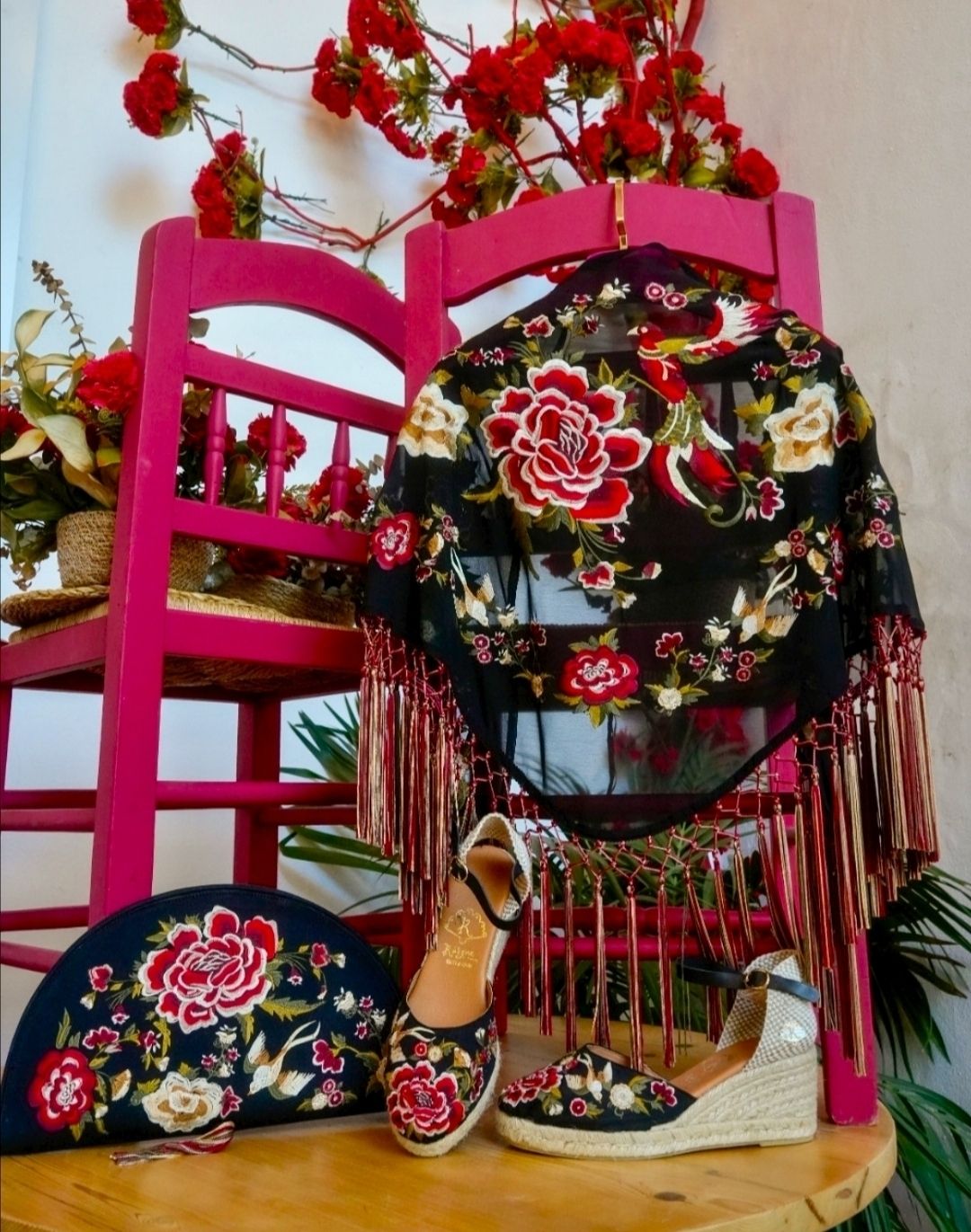 Conjunto negro esparteñas + mantón + bolso