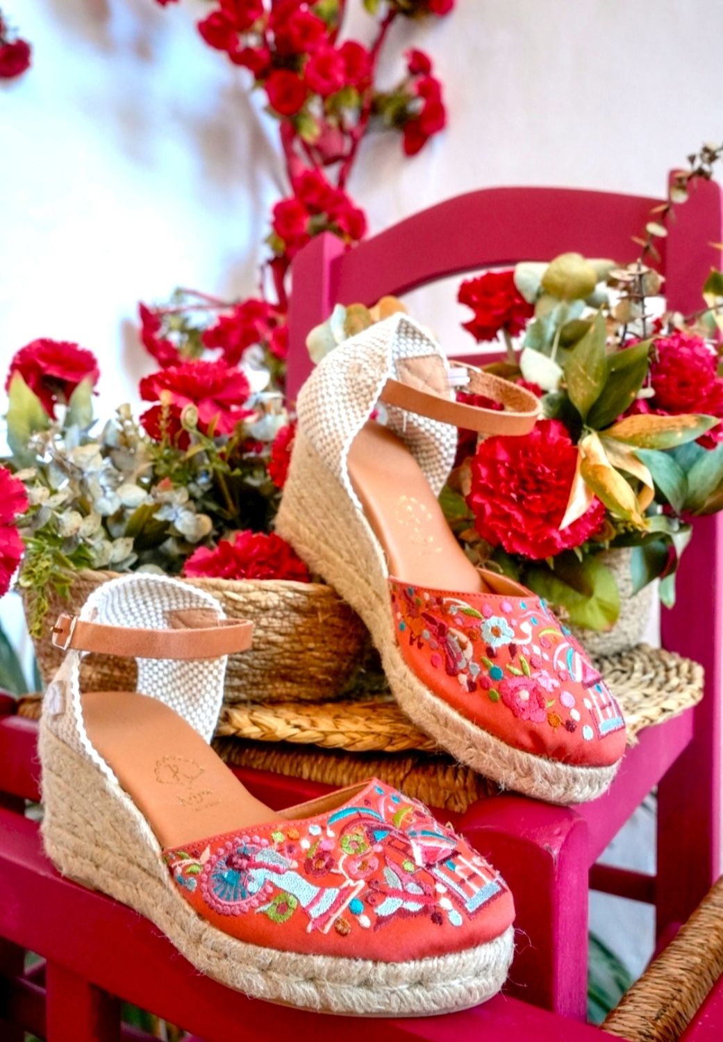 Esparteñas bordadas coral