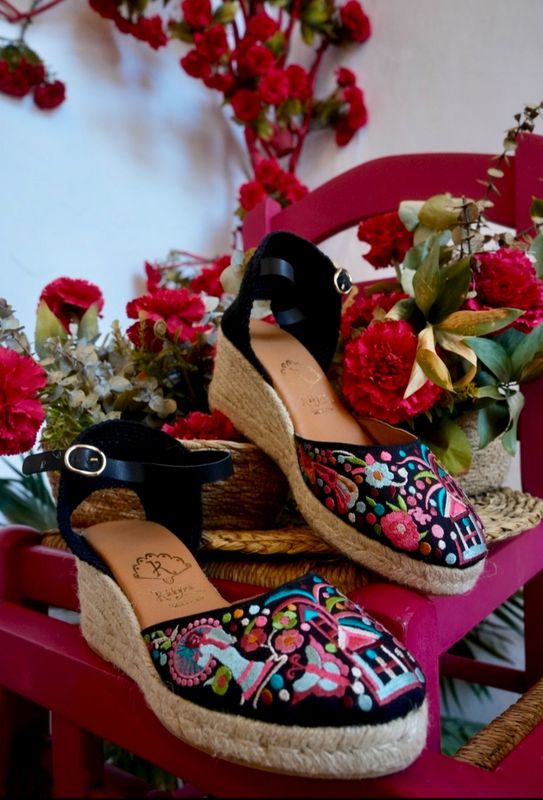 Esparteñas bordadas negras