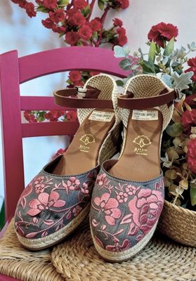 Esparteñas grises bordadas