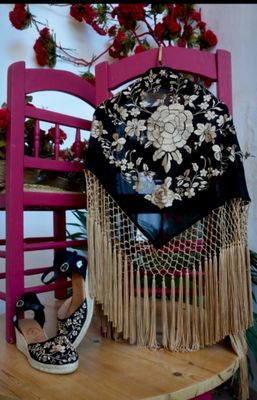 Mantón negro bordado