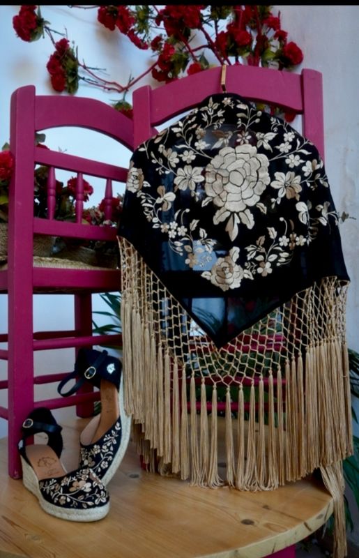 Mantón negro bordado