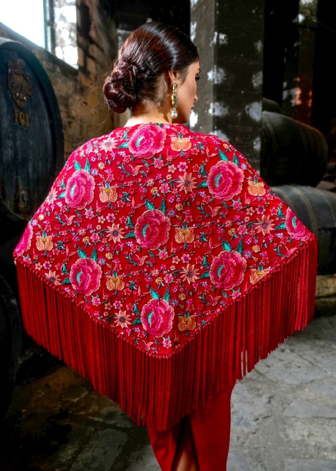 Mantón rosas y lentejuelas