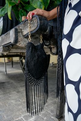 Bolso saeta negro.