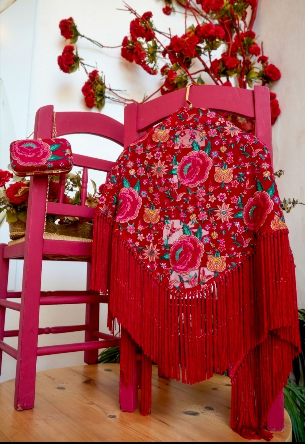 Conjunto bolso + mantón bordado.