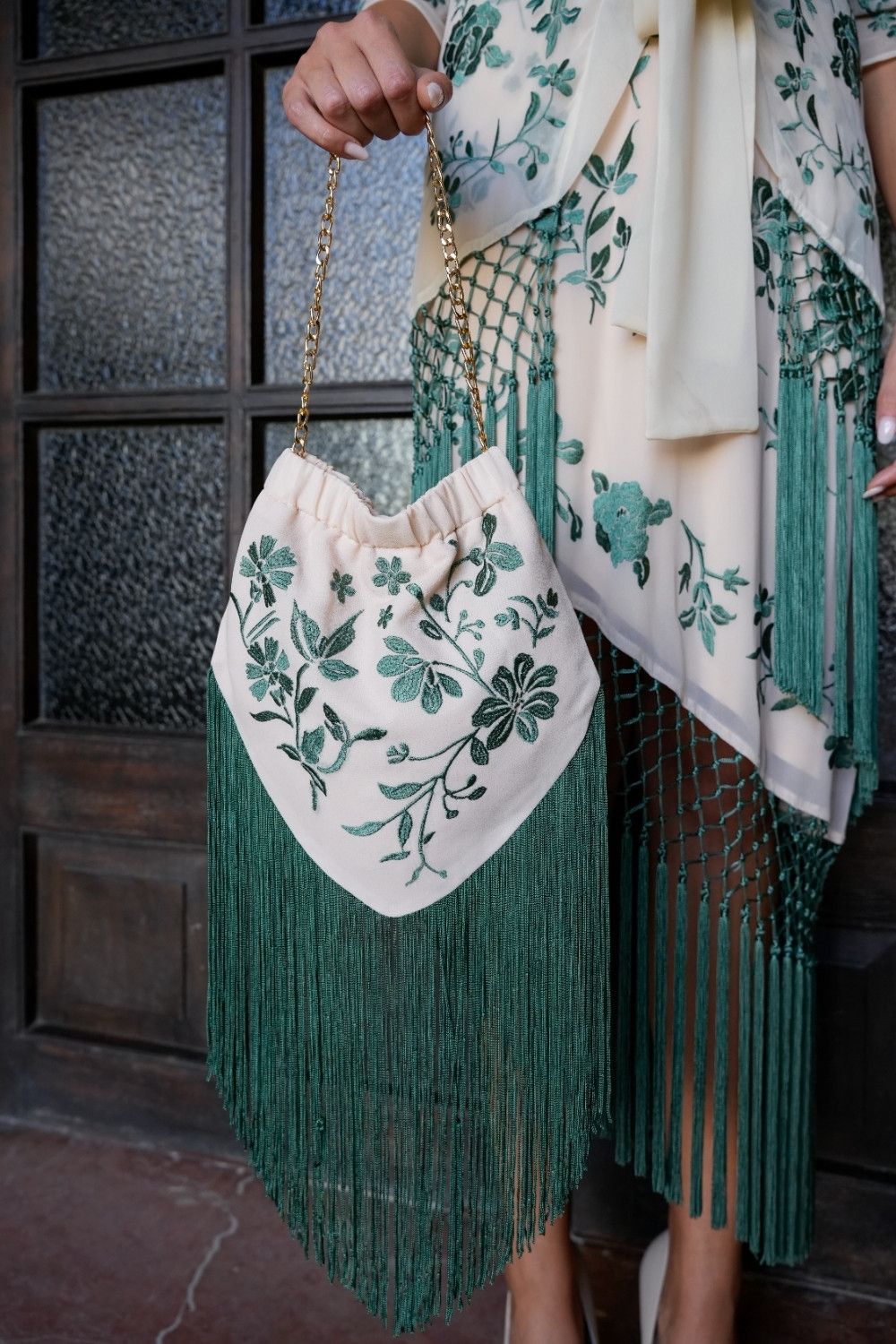 Bolso flecos beige y verde. 