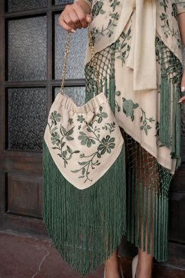 Bolso flecos beige y verde. 