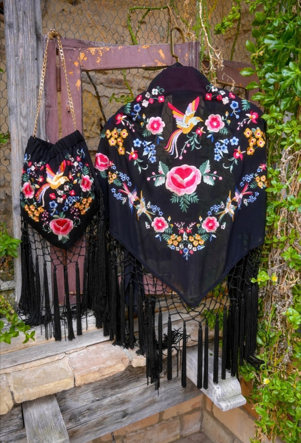 Conjunto bolso + mantón bordado + esparteñas 