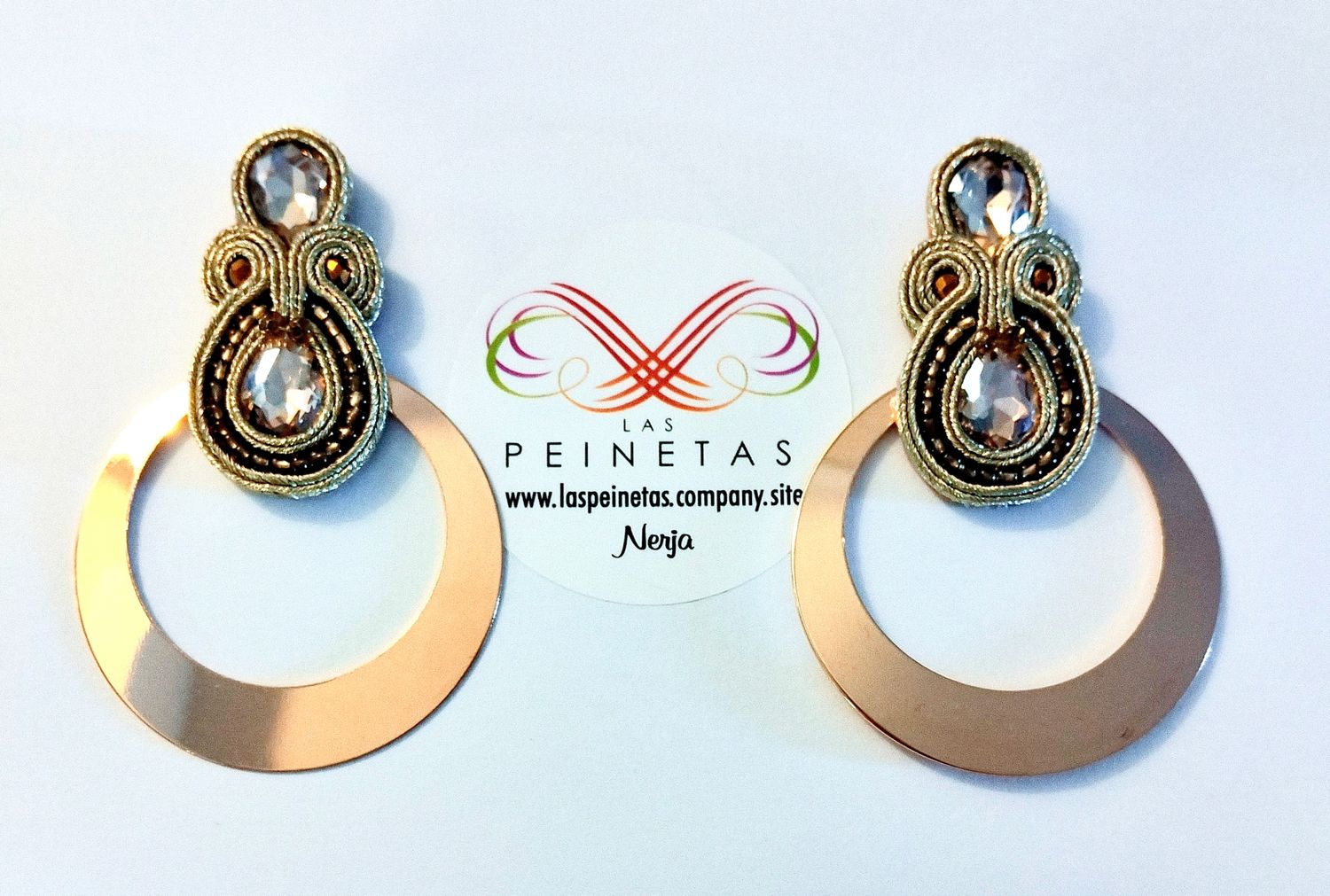 Aros dorados y soutache