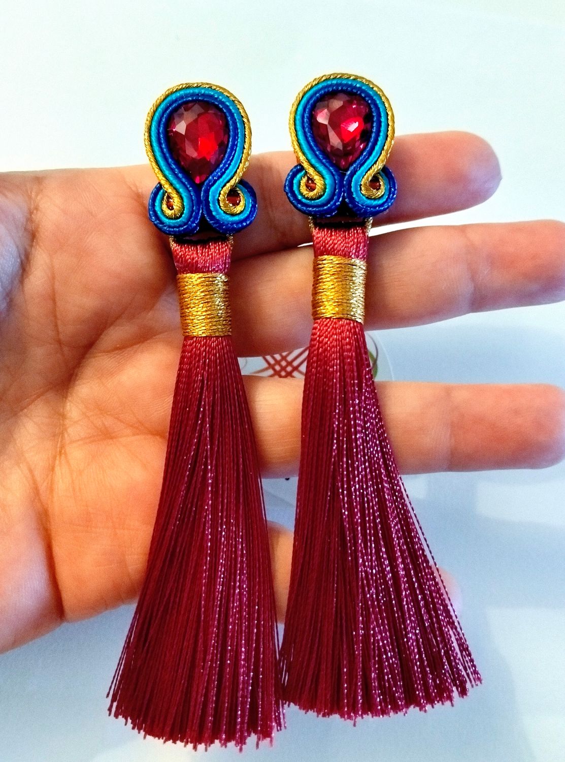Pendientes flecos burdeos