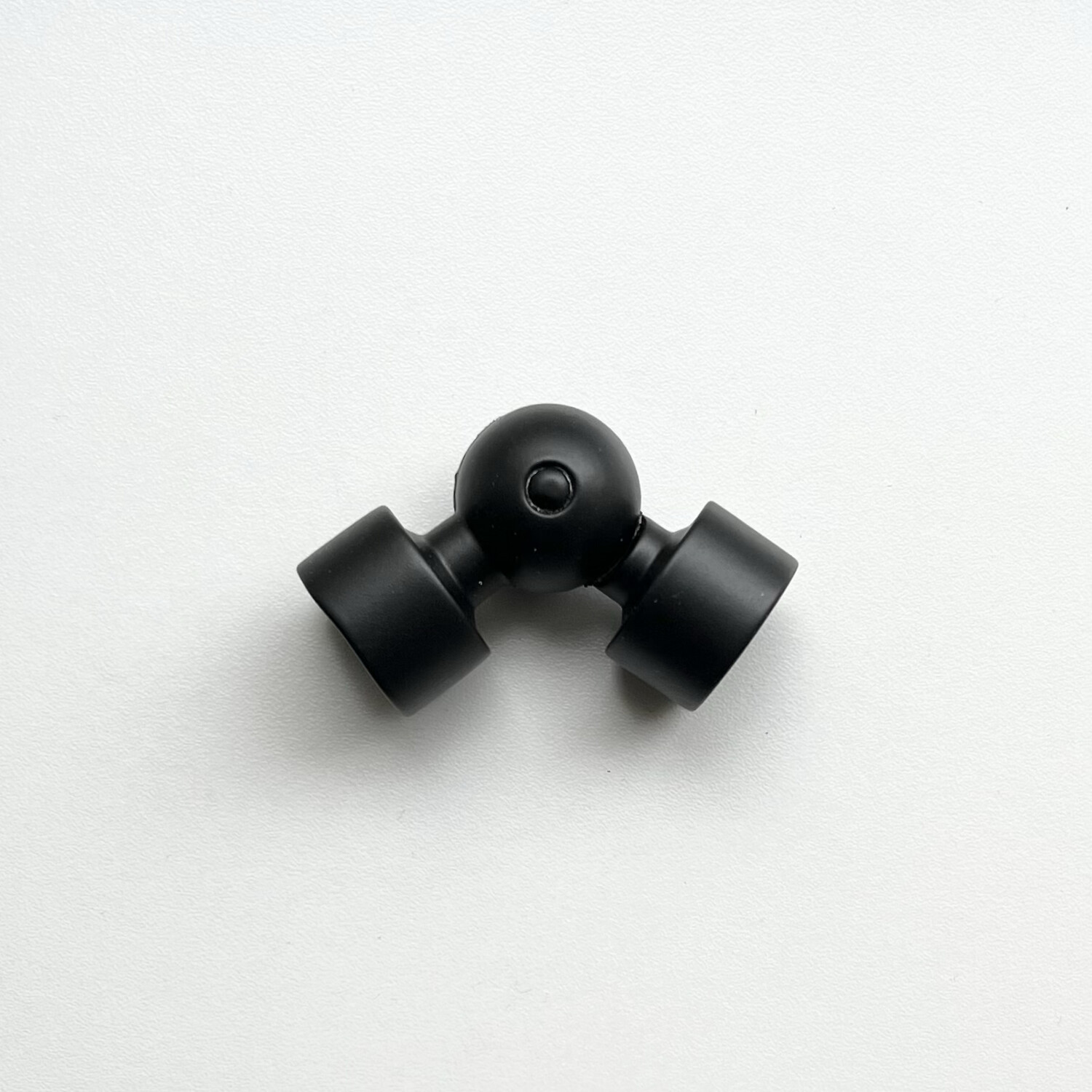 Угловой соединитель карниза черный 16 мм