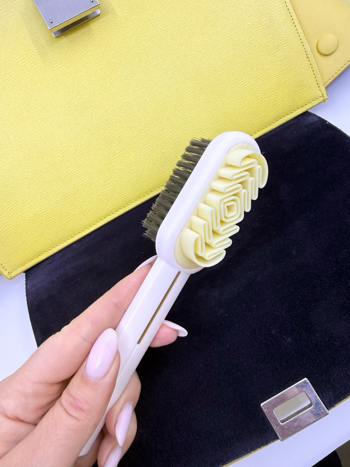 Čistící kartáč na broušenou kůži