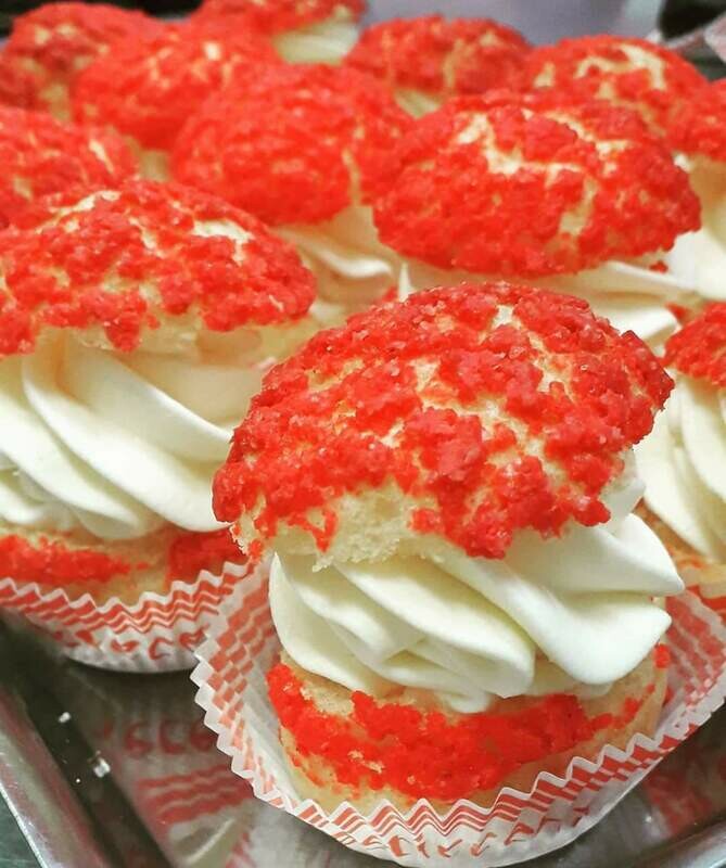 Bignè Craquelin con crema Chantilly